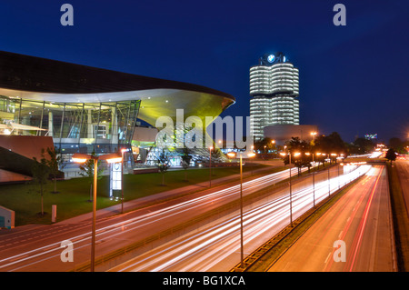 BMW Welt und zentrale beleuchtet in der Nacht, München (München), Bayern, Deutschland, Europa Stockfoto