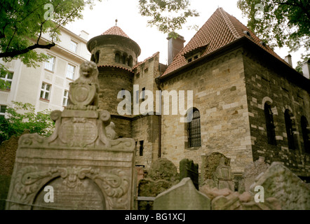 Welt zu reisen. Der Festsaal im alten jüdischen Friedhof in Josefov in Prag in der Tschechischen Republik in Osteuropa. Kulturgeschichte Stockfoto