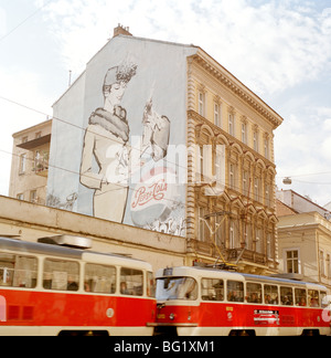 Welt zu reisen. Retro-Pepsi Cola Werbung in der Stadt Prag in der Tschechischen Republik in Osteuropa. Kultur-Geschichte-Traveller-Fernweh Stockfoto