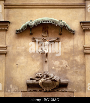 Welt zu reisen. Christian Kreuz in der alten Stadt Prag in der Tschechischen Republik in Osteuropa. Kultur-Geschichte-Traveller-Fernweh Stockfoto