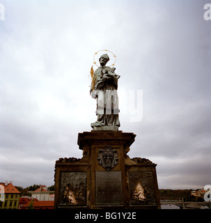 Welt zu reisen. Statue Hl. Johannes von Nepomuk auf der Karlsbrücke in Prag in der Tschechischen Republik in Osteuropa. Kultur-Geschichte-Traveller-Fernweh Stockfoto