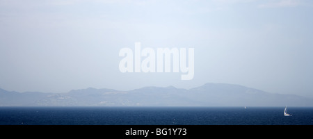 Blick auf Meer und Berge und eine einsame Segelboot Stockfoto