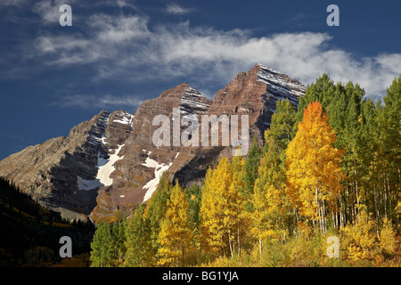 Maroon Bells mit Herbstfarben, White River National Forest, Colorado, Vereinigte Staaten von Amerika, Nordamerika Stockfoto