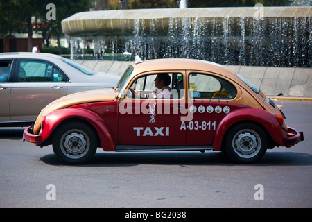 VW-Taxi auf dem Diana-Brunnen-Kreisverkehr am Paseo De La Reforma in Mexiko-Stadt Stockfoto