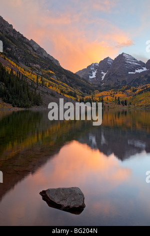 Maroon Bells mit Farben des Herbstes bei einem Clearing-Sturm am Abend, White River National Forest, Colorado, USA Stockfoto