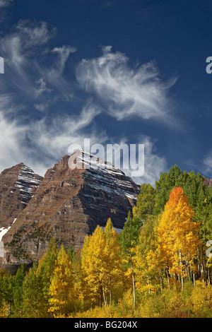 Maroon Bells mit Herbstfarben, White River National Forest, Colorado, Vereinigte Staaten von Amerika, Nordamerika Stockfoto