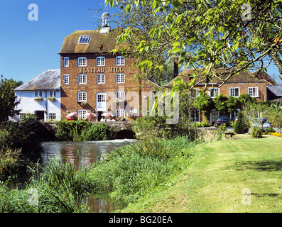 Ende des 18. Jahrhunderts Elstead Mais Mühle am Fluss Wey ist heute ein Restaurant in der Nähe von Farnham Surrey England UK Großbritannien Stockfoto