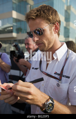 "Jenson Button" Brawn Racing Autogramme beim Formel 1 Grand Prix Abu Dhabi auf Yas Marina 2009 Stockfoto