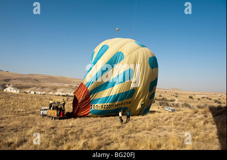 Heiße Luft Ballonhülle wird nach einem Flug in Kappadokien, Türkei mit Kapadokya Balloons zusammengebrochen Stockfoto