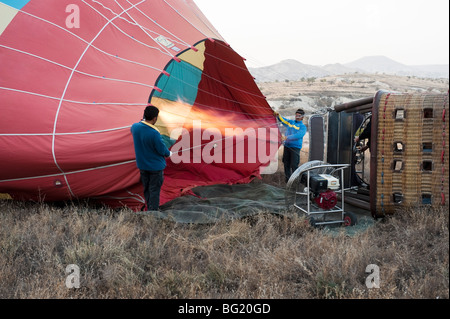 Pre-Flight-Heißluft-Ballon-Vorbereitung in Kappadokien, Türkei mit Kapadokya Balloons Stockfoto