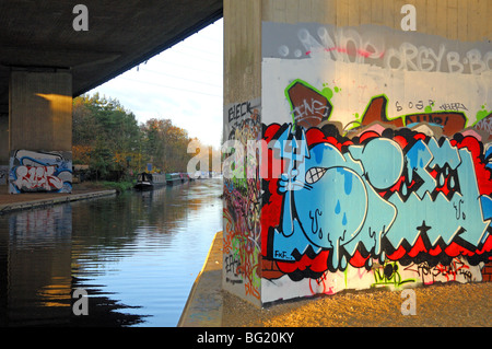 Bunte Graffiti an der Wand durch Kanal Surrey England Stockfoto