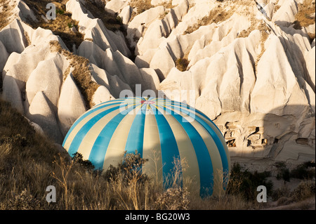 Heißluftballon in Kappadokien, Nevsehir Provinz, Türkei mit Kapadokya Balloons Stockfoto