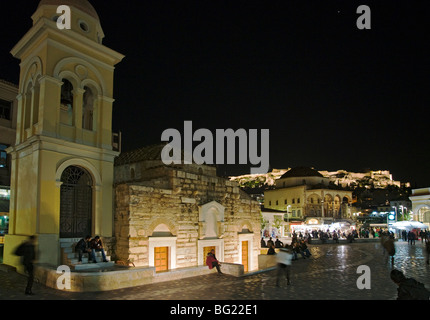 die kleine Kirche von Monastiraki und die Tzisdarakis-Moschee in Monastiraki-Platz, Zentrum von Athen, Griechenland. Stockfoto