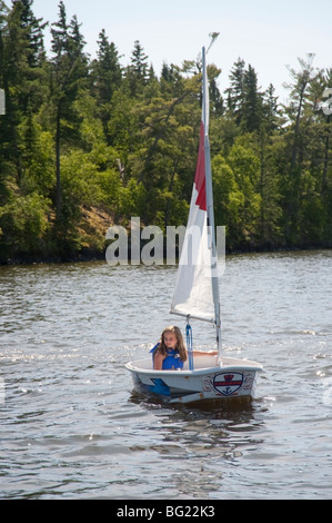 Junges Mädchen im kleinen Boot, Lake Of The Woods, Ontario, Kanada Stockfoto