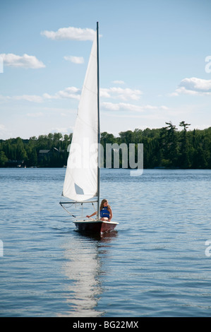 Person im Segelboot, Lake Of The Woods, Ontario, Kanada Stockfoto