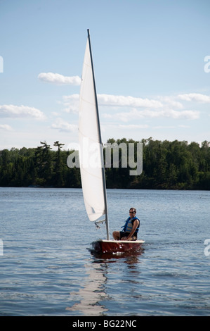 Person im Segelboot, Lake Of The Woods, Ontario, Kanada Stockfoto