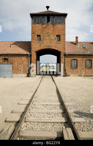 Eisenbahnlinien führen im Inneren vom Haupteingang in Birkenau (Auschwitz II - Birkenau) Nazi-Vernichtungslager in Oswiecim, Polen. Stockfoto