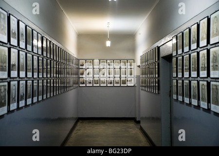 Fotografien von Gefangenen / Opfer des Nationalsozialismus / SS, an den Wänden des Auschwitz-Museum angezeigt. Lager Auschwitz. Polen. Stockfoto