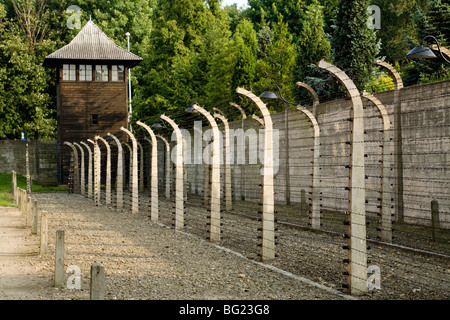 Wachturm und elektrifizierten elektrische Umzäunung an Auschwitz Nazi-Vernichtungslager in Oswiecim, Polen. Stockfoto