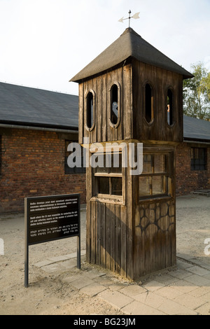 Stand / Wachturm, wo SS bewachen eine namentliche dirigieren, würde bei schlechtem Wetter im Vernichtungslager Auschwitz Nazi-shelter. Polen Stockfoto