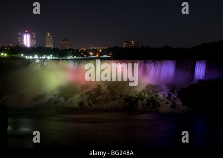 Die American Falls in Niagara Falls, Ontario, Kanada beleuchtet in der Nacht mit einer lightshow Stockfoto