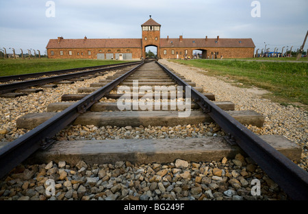 Eisenbahnlinien führen im Inneren vom Haupteingang in Birkenau (Auschwitz II - Birkenau) Nazi-Vernichtungslager in Oswiecim, Polen. Stockfoto