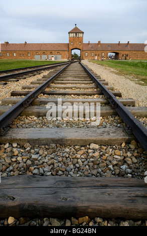 Eisenbahnlinien führen im Inneren vom Haupteingang in Birkenau (Auschwitz II - Birkenau) Nazi-Vernichtungslager in Oswiecim, Polen. Stockfoto