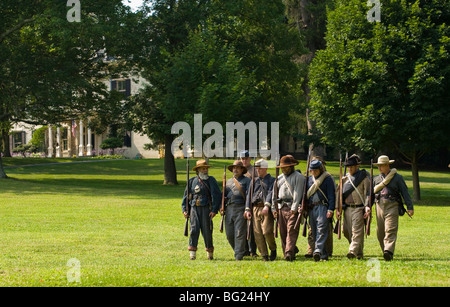 Konföderierte Bohren Sie in das Feld vor dem Herrenhaus von Gambrill. Stockfoto