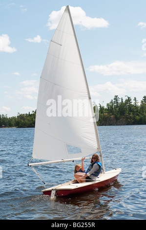 Menschen im Segelboot, Lake Of The Woods, Ontario, Kanada Stockfoto