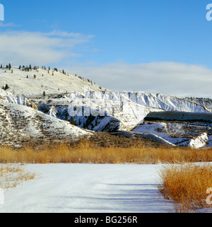Cariboo Chilcotin Coast Region, BC, Britisch-Kolumbien, Kanada - Straße am Farwell Canyon, Winter Schnee Stockfoto