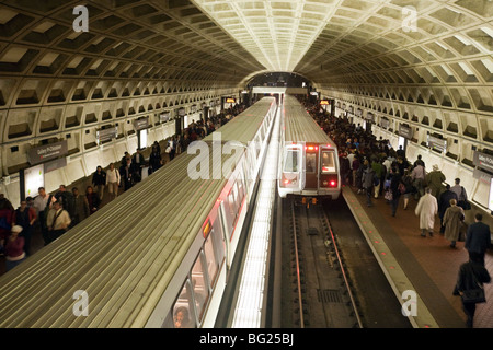 Washington DC der öffentlichen Verkehrsmittel; Züge in die Gallery-Pl Chinatown Station, die metrorail U-Bahn-Netz, Washington DC, USA Stockfoto