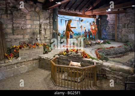 Ponce de Leon Fountain of Youth mit einem Diorama spanischer Soldaten und indianischer Ureinwohner dahinter, St. Augustine, Florida, USA Stockfoto