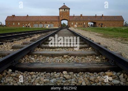 Eisenbahnlinien führen im Inneren vom Haupteingang in Birkenau (Auschwitz II - Birkenau) Nazi-Vernichtungslager in Oswiecim, Polen. Stockfoto