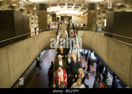 Pendler, hetzen, um auf die Metrorail arbeiten u-Bahnsystem, Washington DC, USA Stockfoto