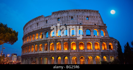 Kolosseum (Colosseo) in der Nacht. Rom Stockfoto