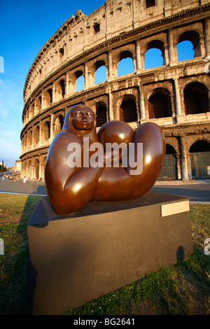 Moderne Skulptur von Jmenez Deredia vor dem Kolosseum. Rom Stockfoto