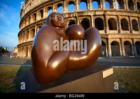 Moderne Skulptur von Jmenez Deredia vor dem Kolosseum. Rom Stockfoto