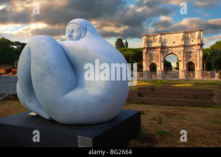 Moderne Skulptur von Jmenez Deredia neben der Triumphbogen des Konstantin. Rom Stockfoto