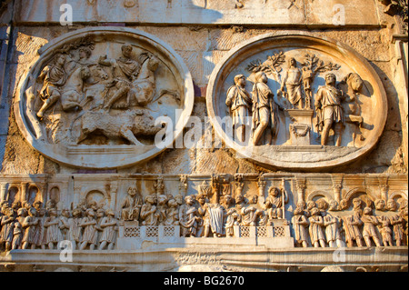 Römische skulpturale Dekorationen auf der Triumphbogen des Konstantin gebaut, um Sieg über Maxentius zu feiern. Rom. Rom Stockfoto