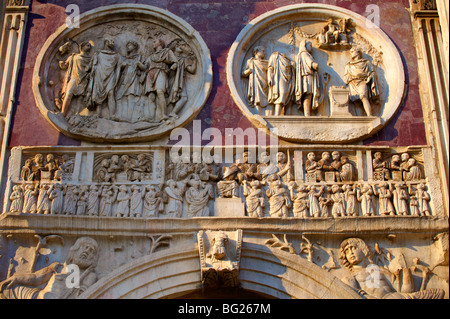 Römische skulpturale Dekorationen auf der Triumphbogen des Konstantin gebaut, um Sieg über Maxentius zu feiern. Rom. Rom Stockfoto