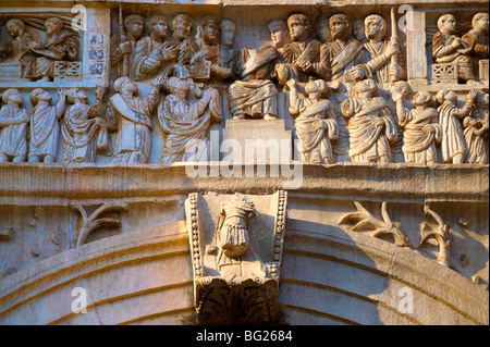 Römische skulpturale Dekorationen auf der Triumphbogen des Konstantin gebaut, um Sieg über Maxentius zu feiern. Rom. Rom Stockfoto