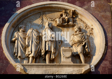 Römische skulpturale Dekorationen auf der Triumphbogen des Konstantin gebaut, um Sieg über Maxentius zu feiern. Rom. Rom Stockfoto