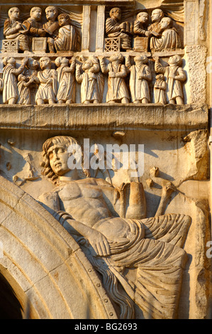 Römische skulpturale Dekorationen auf der Triumphbogen des Konstantin gebaut, um Sieg über Maxentius zu feiern. Rom. Rom Stockfoto