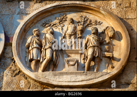 Römische skulpturale Dekorationen auf der Triumphbogen des Konstantin gebaut, um Sieg über Maxentius zu feiern. Rom. Rom Stockfoto