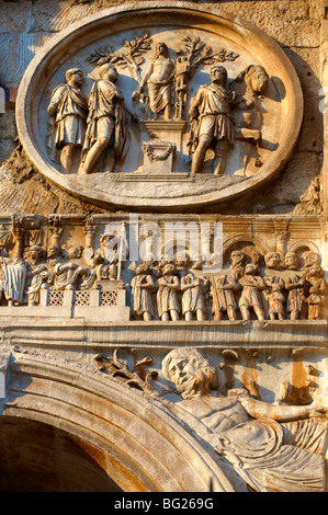 Römische skulpturale Dekorationen auf der Triumphbogen des Konstantin gebaut, um Sieg über Maxentius zu feiern. Rom. Rom Stockfoto