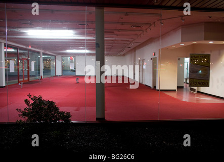 Eine freie Einzelhandel Ladenfront in einem Einkaufszentrum. Stockfoto