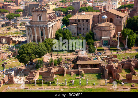 Ansicht des Forums mit Tempel des Antonius und Faustina (links) und Tempel der Venus und Roma (rechts). Rom Stockfoto