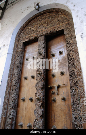 geschnitzte Tür in Ndia Kuu, Old Town, Mombasa, Kenia Stockfoto