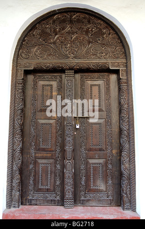 geschnitzte Tür in Ndia Kuu, Old Town, Mombasa, Kenia Stockfoto