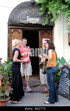 Touristen in Ndia Kuu, Old Town, Mombasa, Kenia Stockfoto